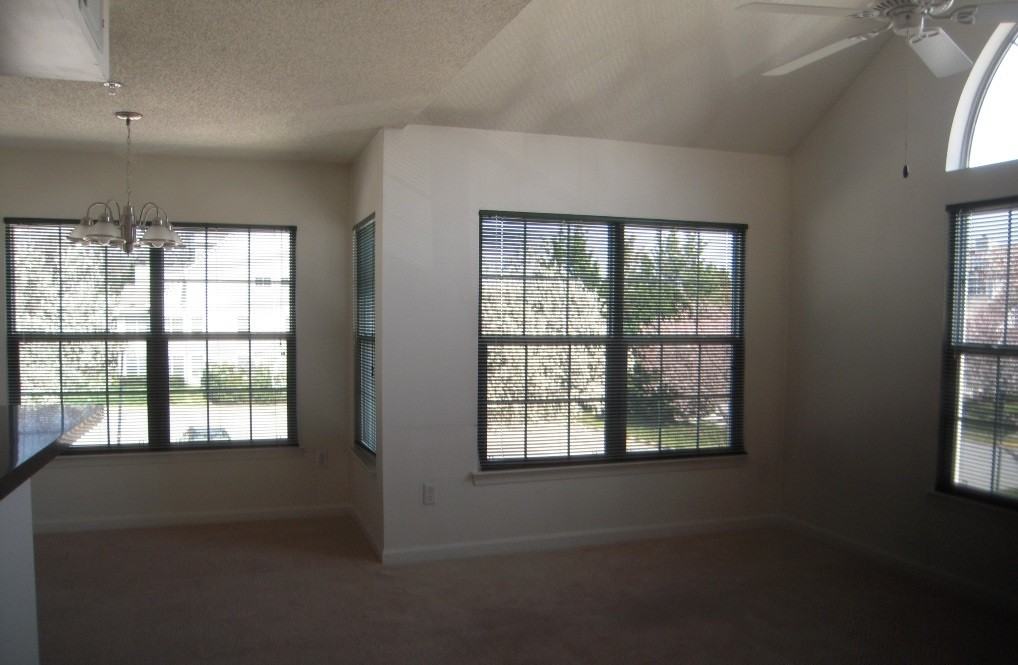 15691 Easthaven Ct - Photo 2 of 10
