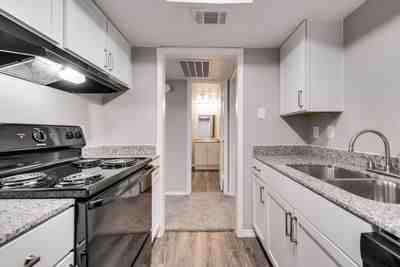 London Square Apartments - Photo 4 of 36