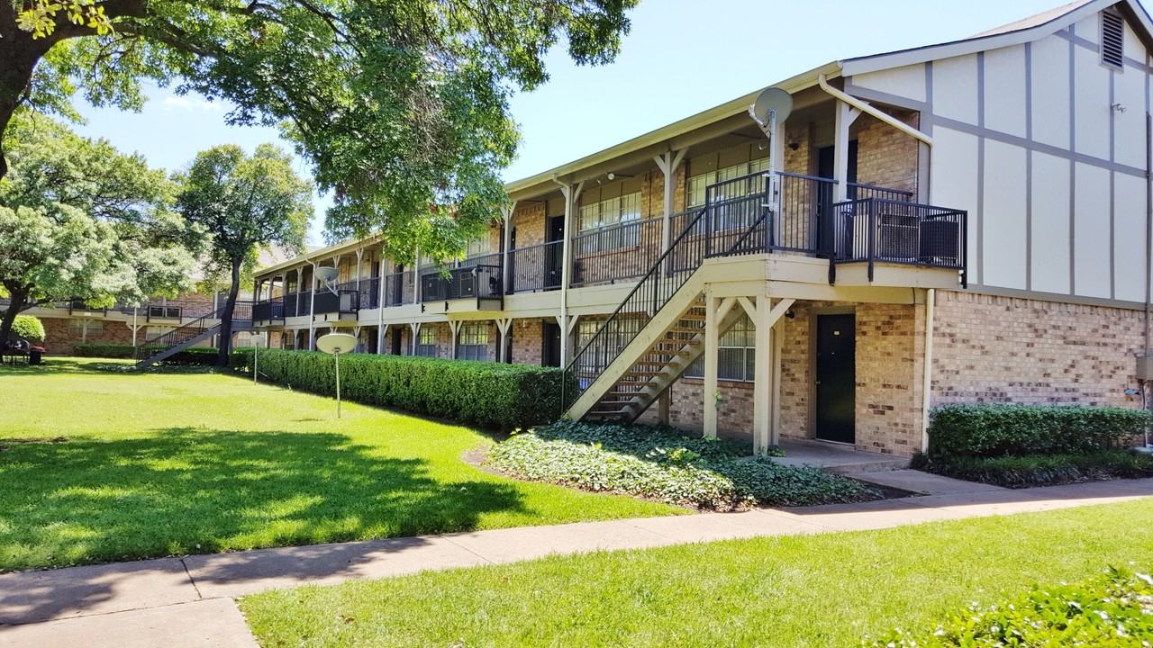 London Square Apartments - Photo 6 of 36