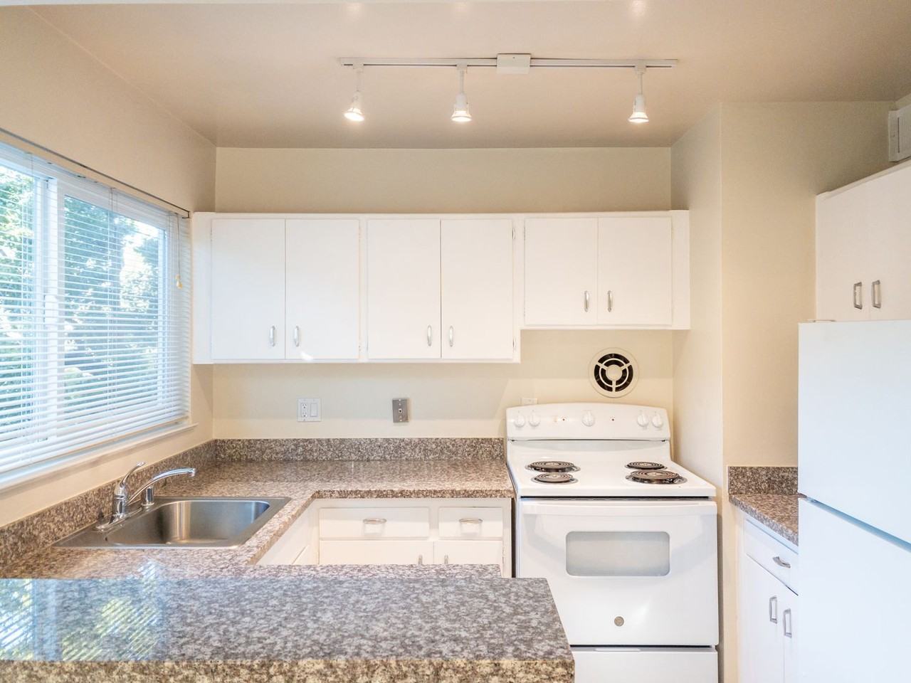 1115 Sir Francis Drake Blvd - Photo 2 of 24