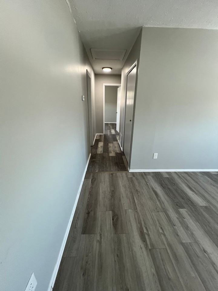 Manhattan Apartments - Photo 3 of 33