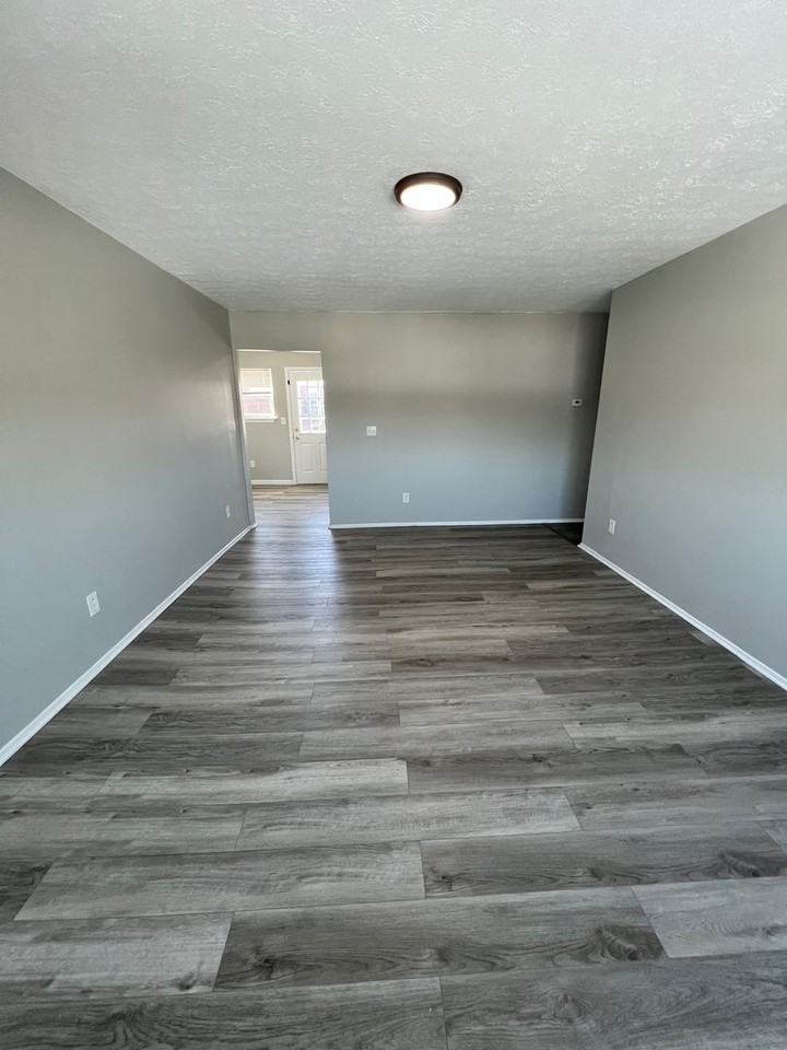 Manhattan Apartments - Photo 5 of 33