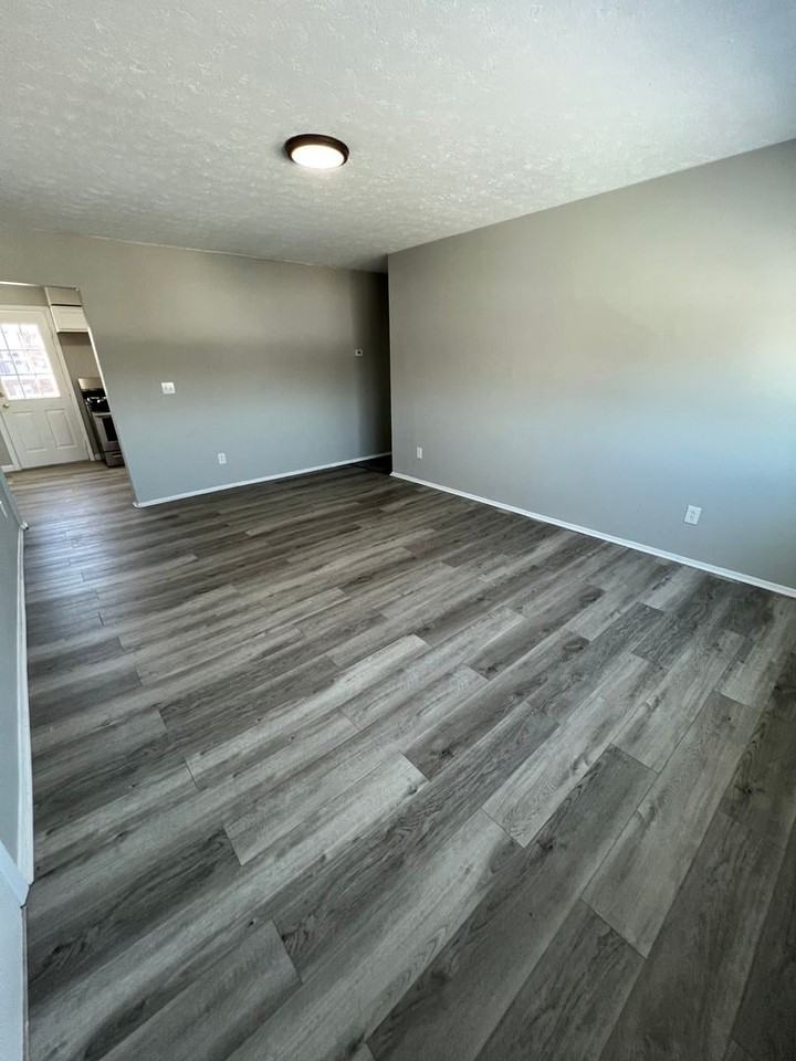 Manhattan Apartments - Photo 6 of 33