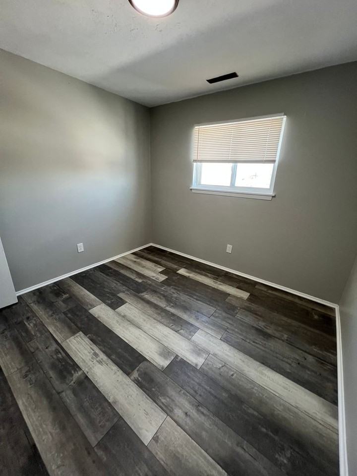 Manhattan Apartments - Photo 7 of 33