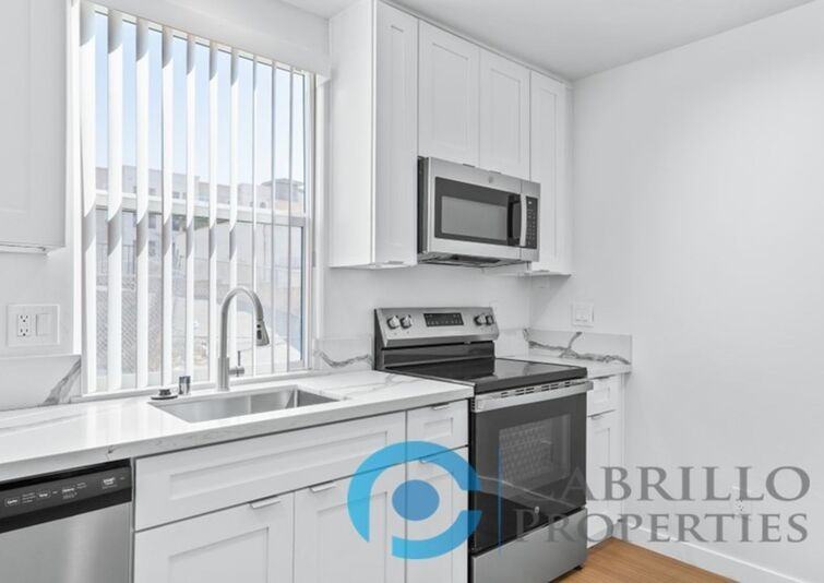 4425 52nd St - Photo 7 of 23