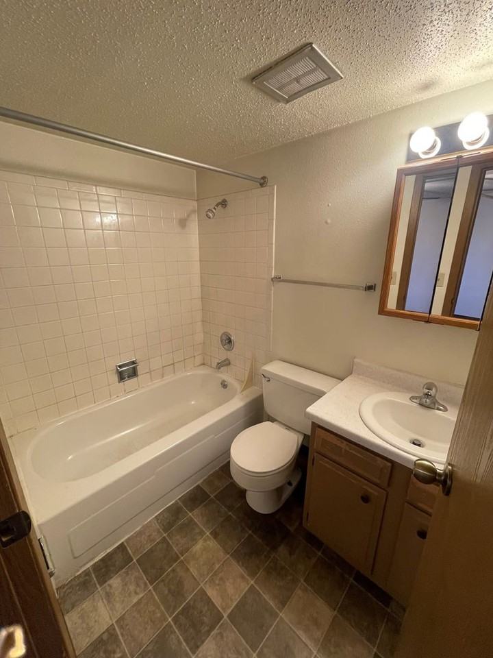 Ashton - Photo 5 of 5