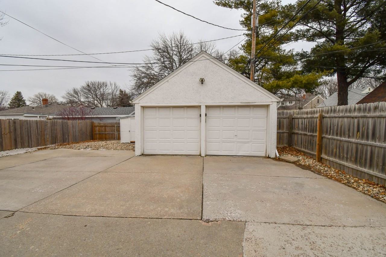 2010 W 22nd St - Photo 4 of 40