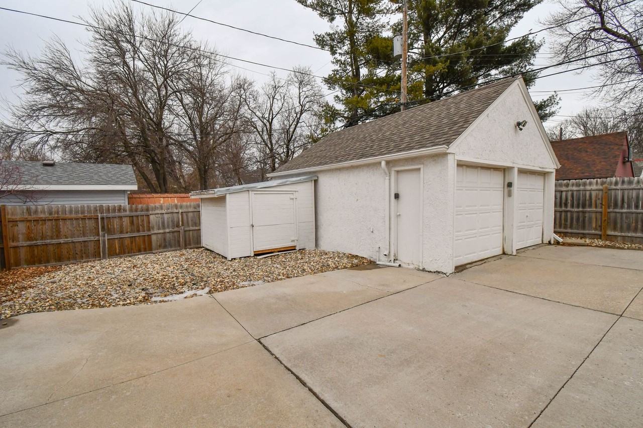 2010 W 22nd St - Photo 5 of 40