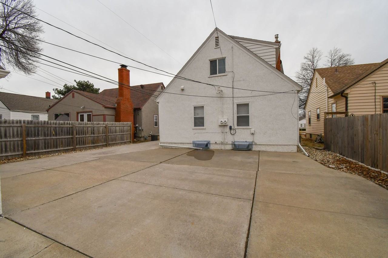 2010 W 22nd St - Photo 6 of 40