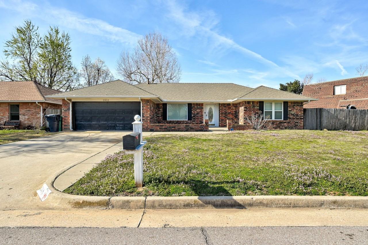 1911 Lankestar Way - Photo 2 of 40