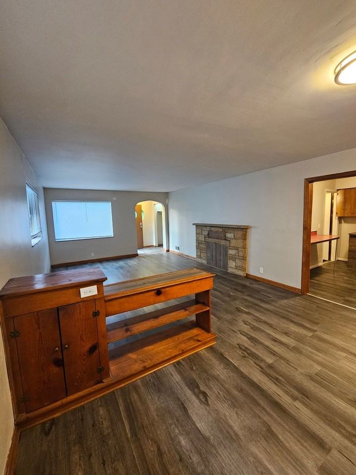 901 Matthews Dr - Photo 3 of 13