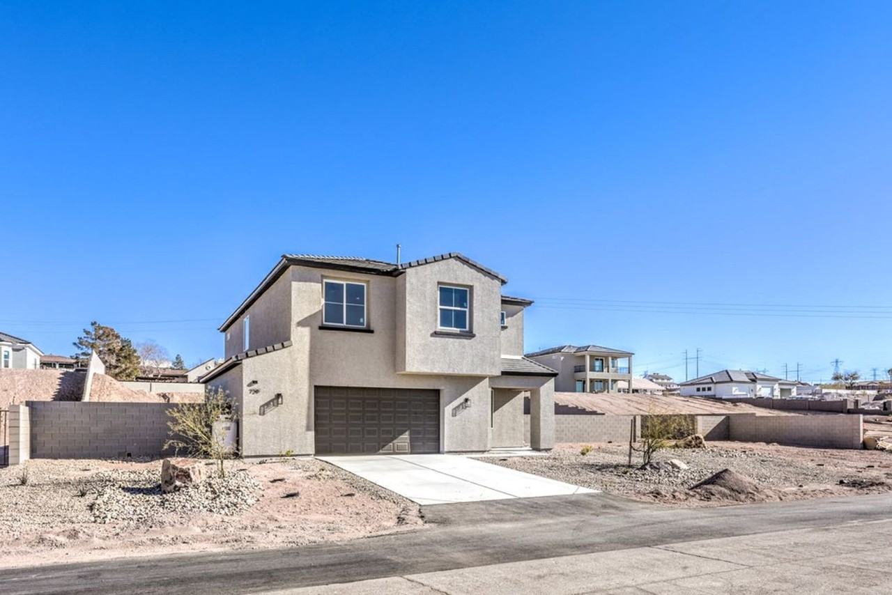 729 N Milan St - Photo 2 of 37