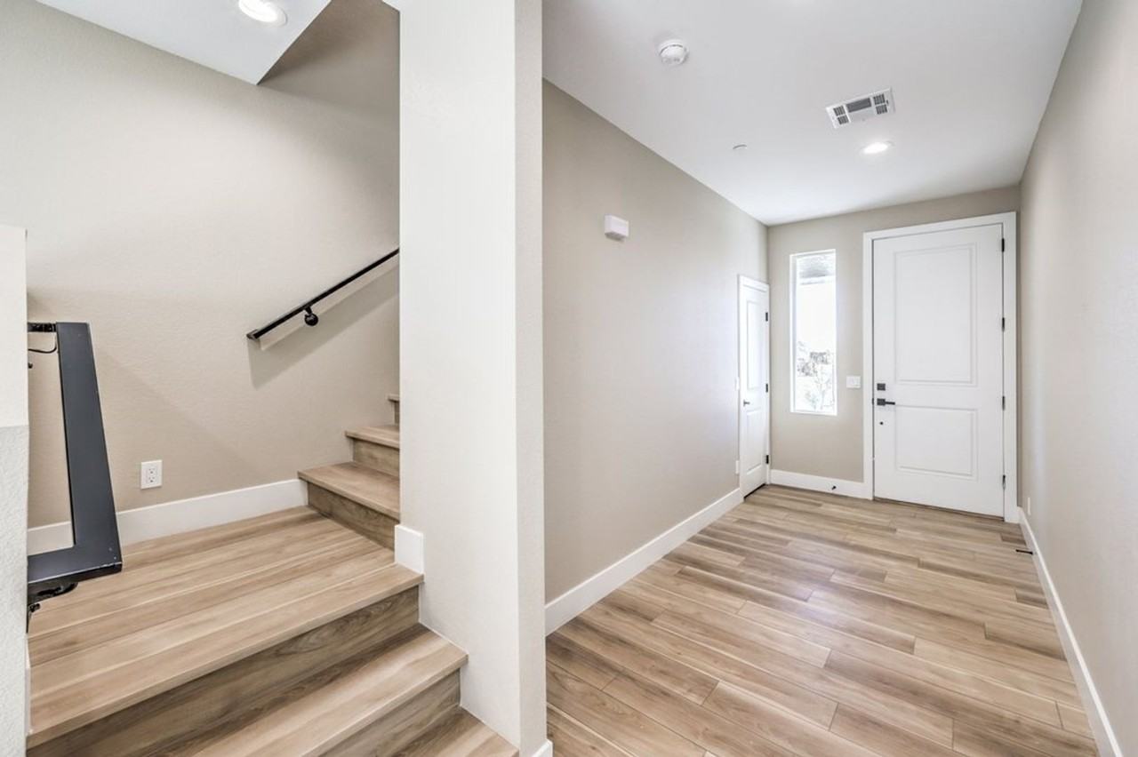 729 N Milan St - Photo 4 of 37