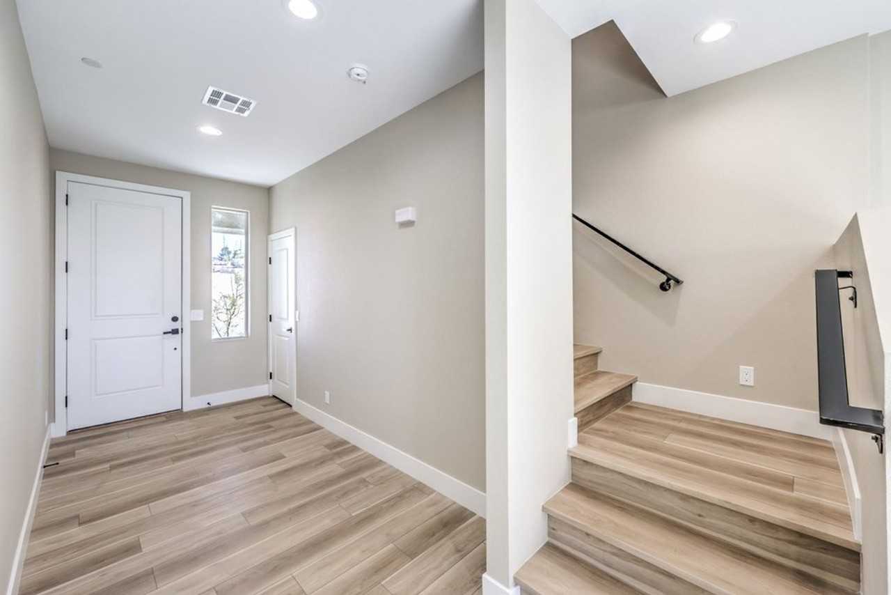 724 N Naples St - Photo 5 of 39