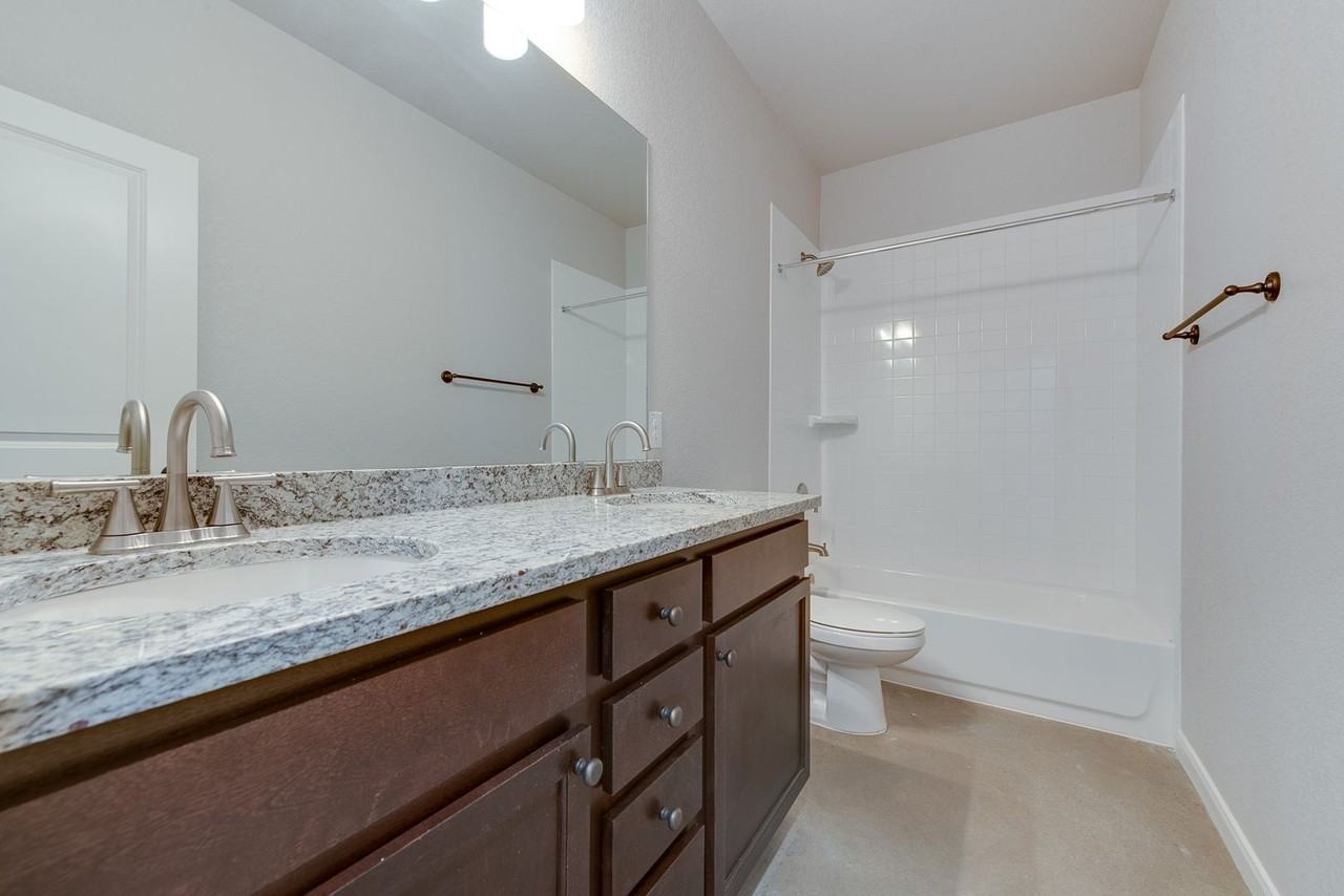 2731 Lubbock Ave - Photo 7 of 11