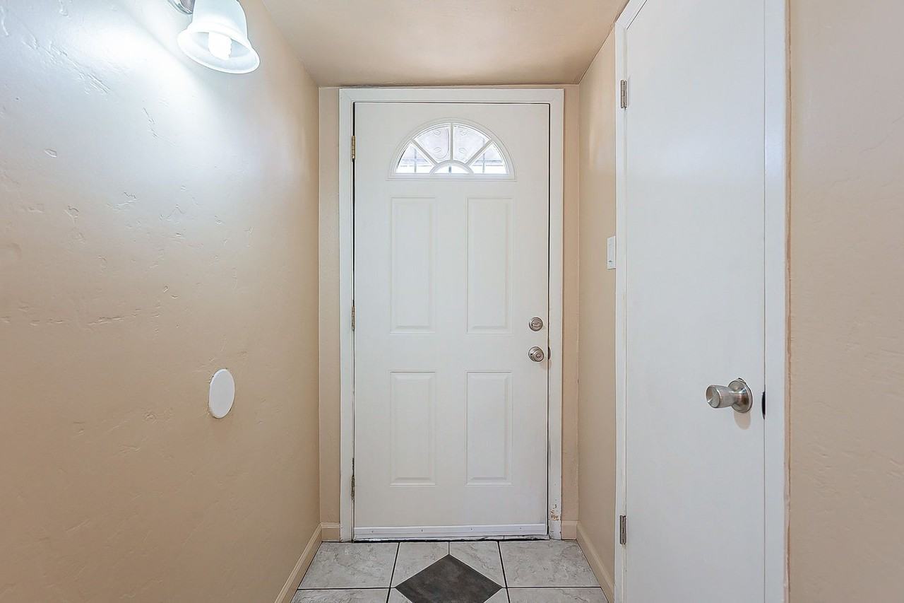 1620 1620 N. Wilmot N200 - Photo 6 of 37