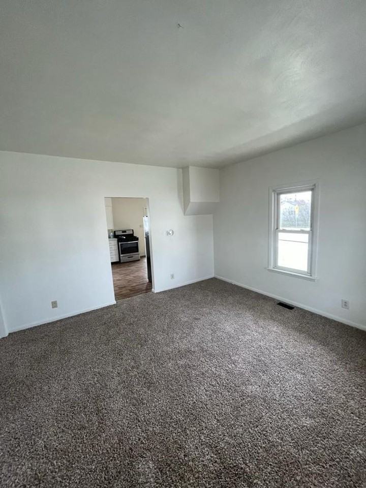 103 E 7th St - Photo 4 of 15