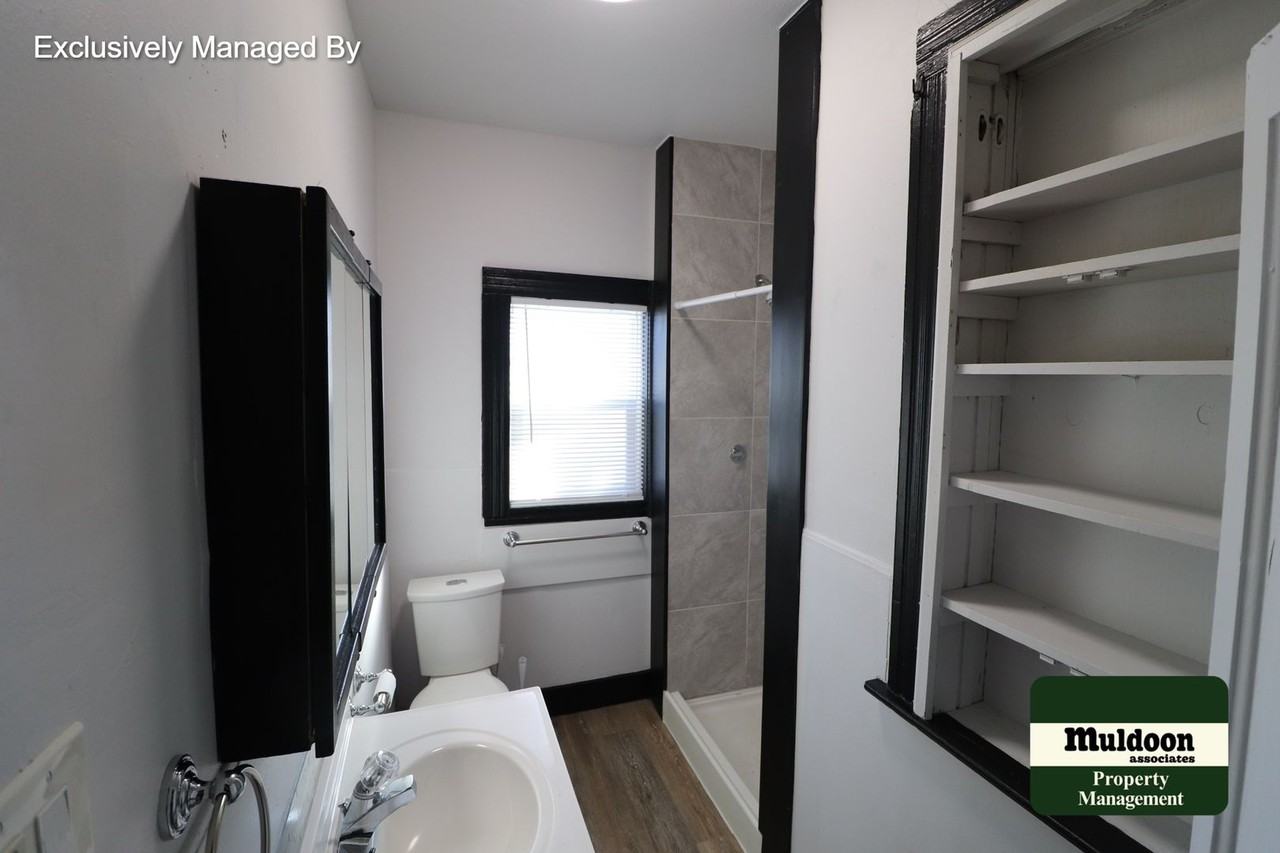 1037 Pine St - Photo 3 of 10