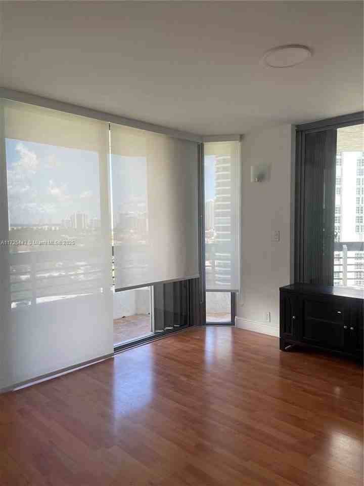 3530 Mystic Pointe Dr - Photo 6 of 17