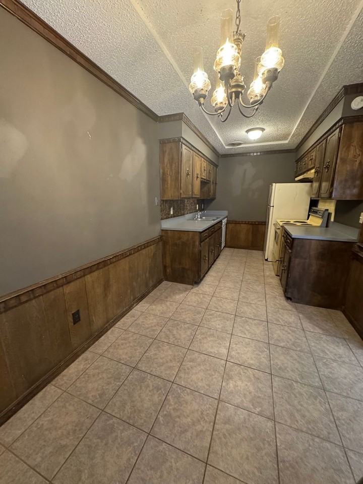 1910 Howard Dr - Photo 4 of 11