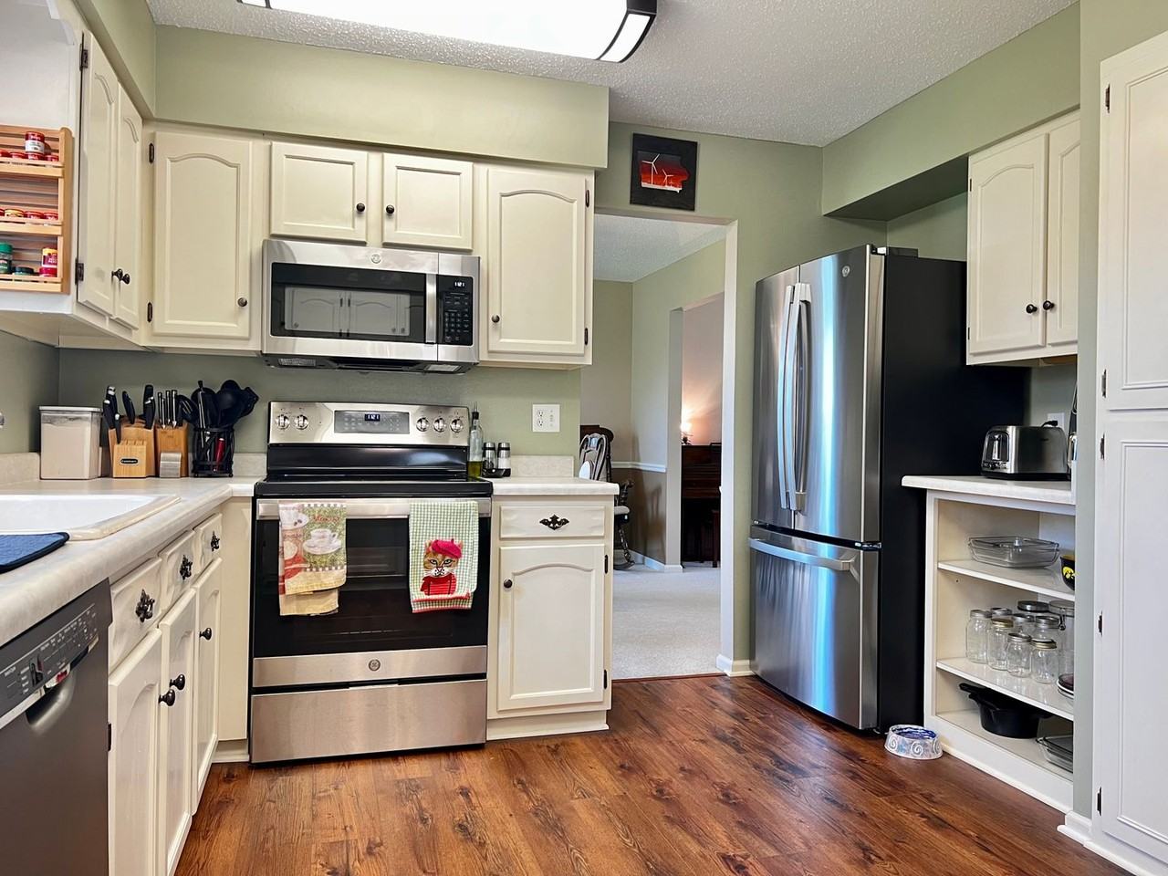 1214 Michelle Ct - Photo 3 of 24