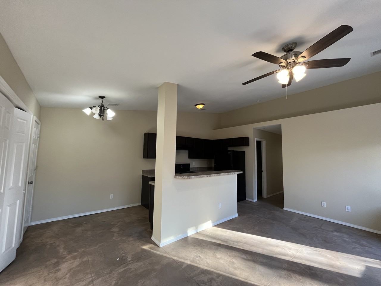 816 N Crestway - Photo 2 of 15