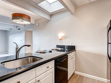 1433 North Williams Street - Photo 4 of 14