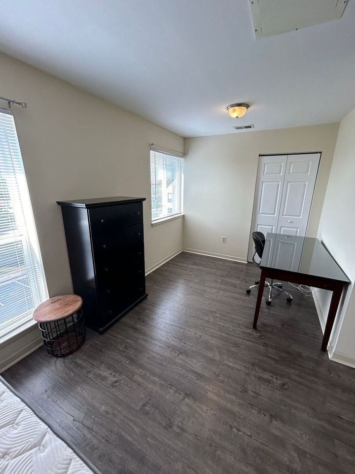 1336 Hunters Rd Apt J - Photo 4 of 29