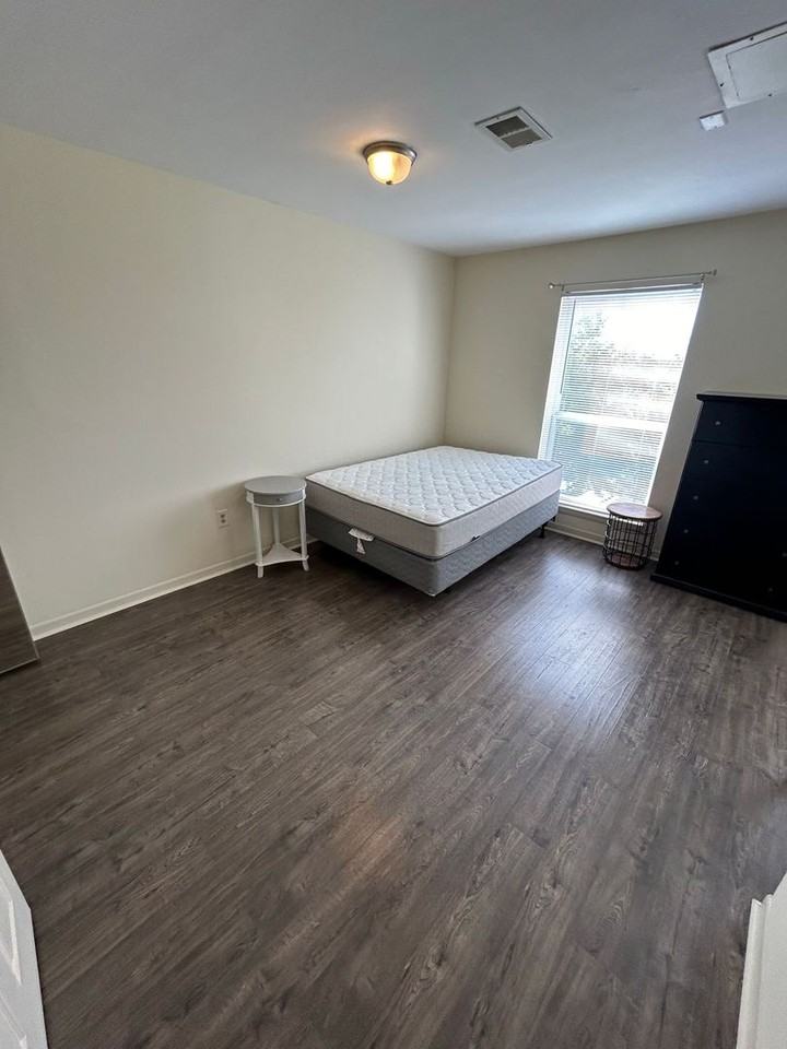 1336 Hunters Rd Apt J - Photo 5 of 29