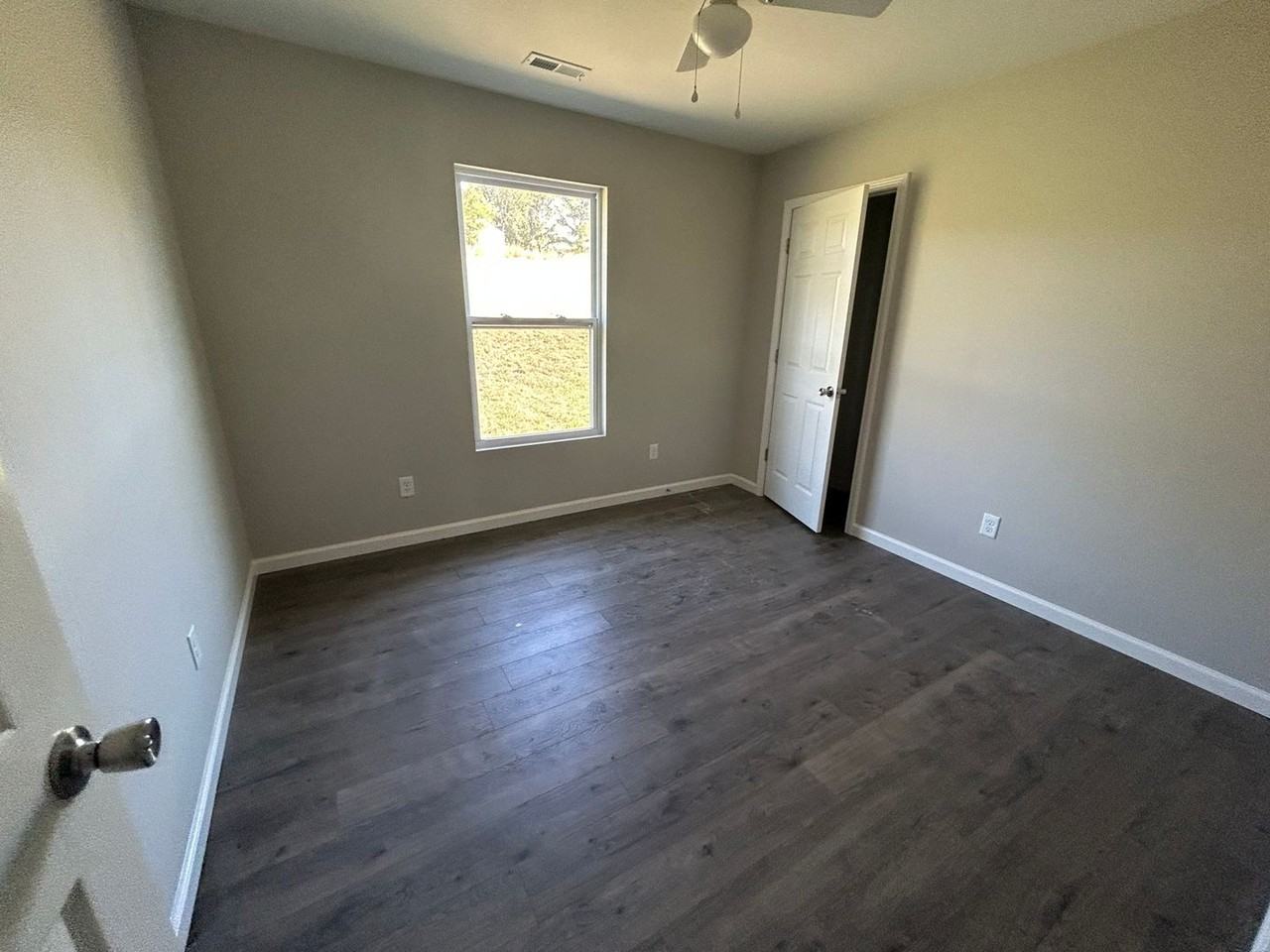 1008 Lakeway Dr - Photo 5 of 11