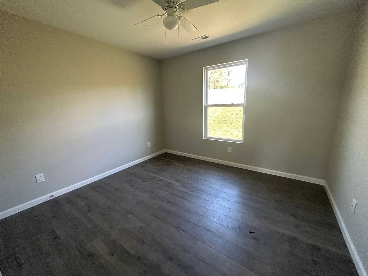 1008 Lakeway Dr - Photo 6 of 11