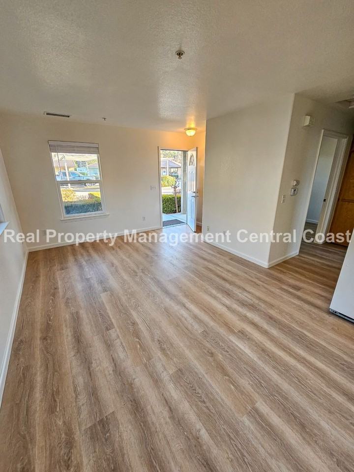 540 N Ferrocarril Rd - Photo 3 of 9