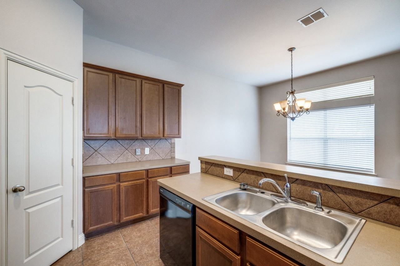 6659 Mountain Trl - Photo 3 of 26