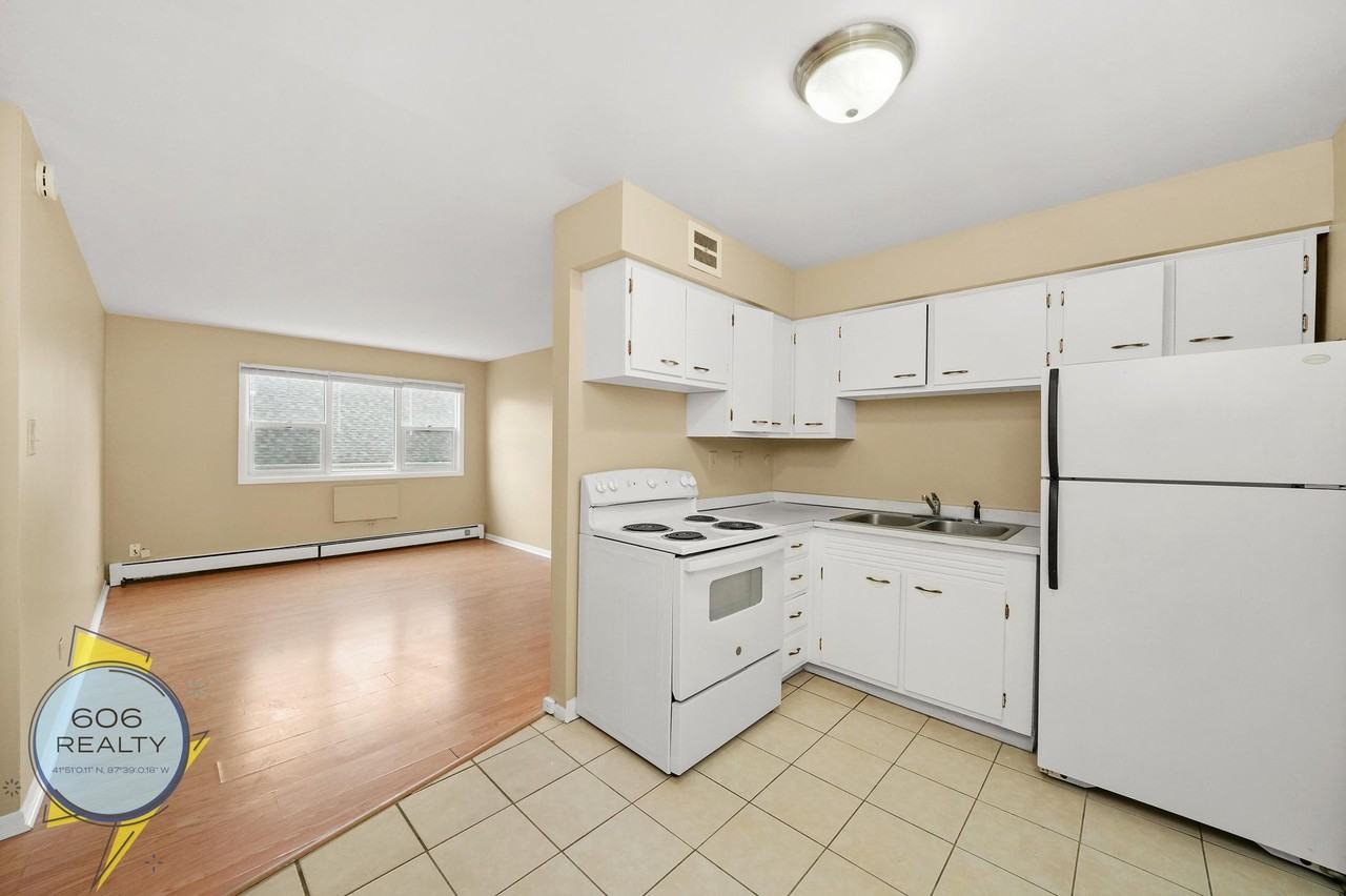 Melrose Park Apts Heat & Parking Included! Quiet Building! - Photo 2 of 12