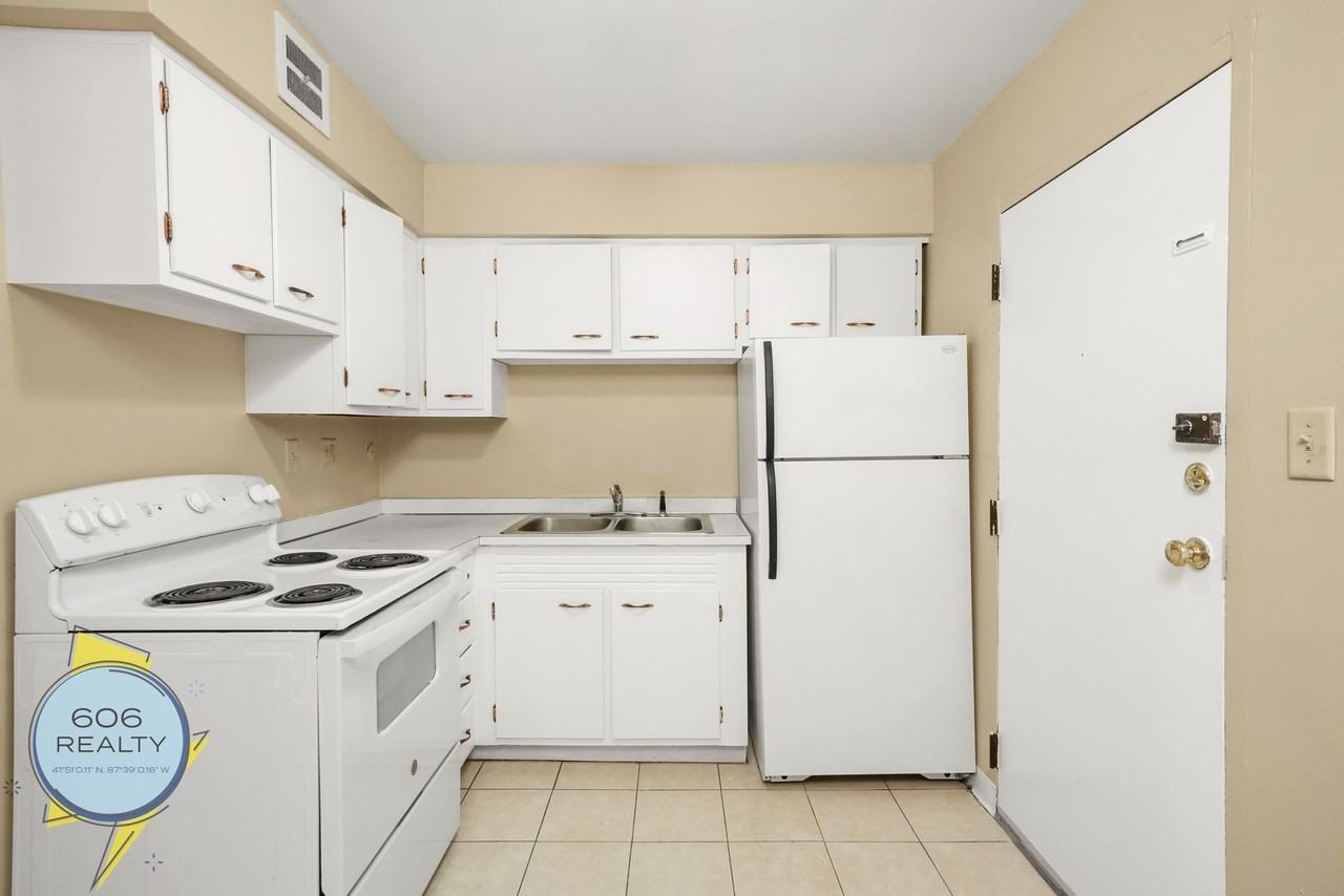 Melrose Park Apts Heat & Parking Included! Quiet Building! - Photo 3 of 12