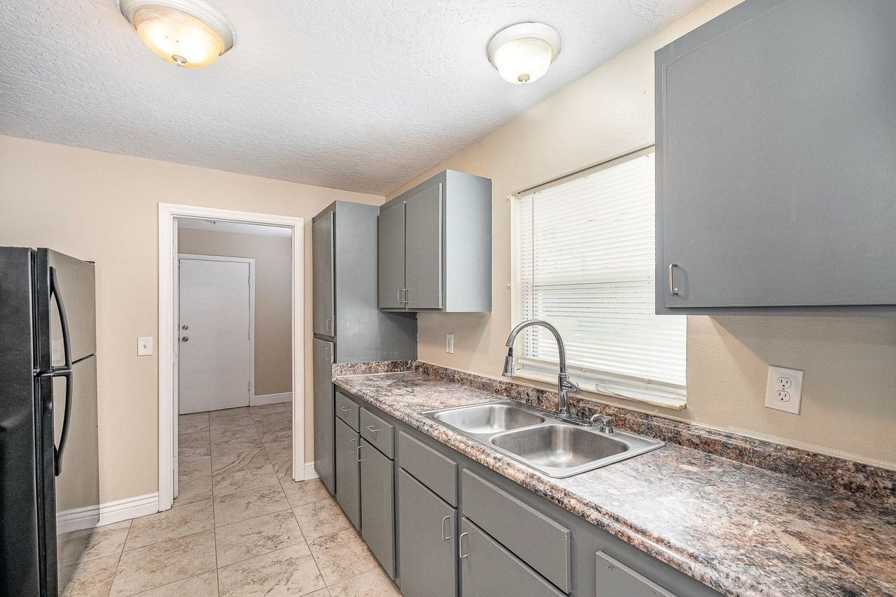 1044 Holmes St - Photo 6 of 16