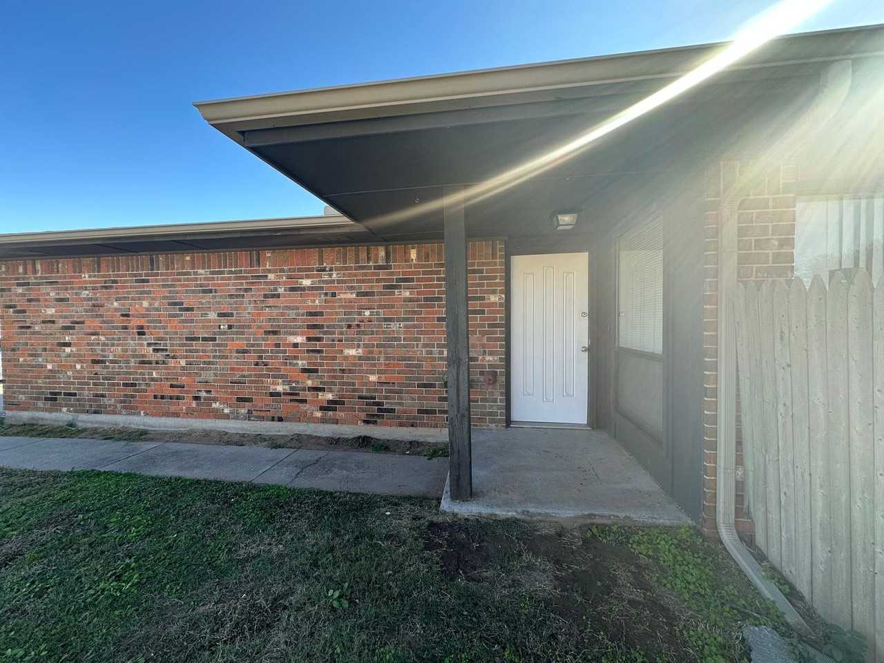 8318 Nw 8th St - Photo 3 of 19