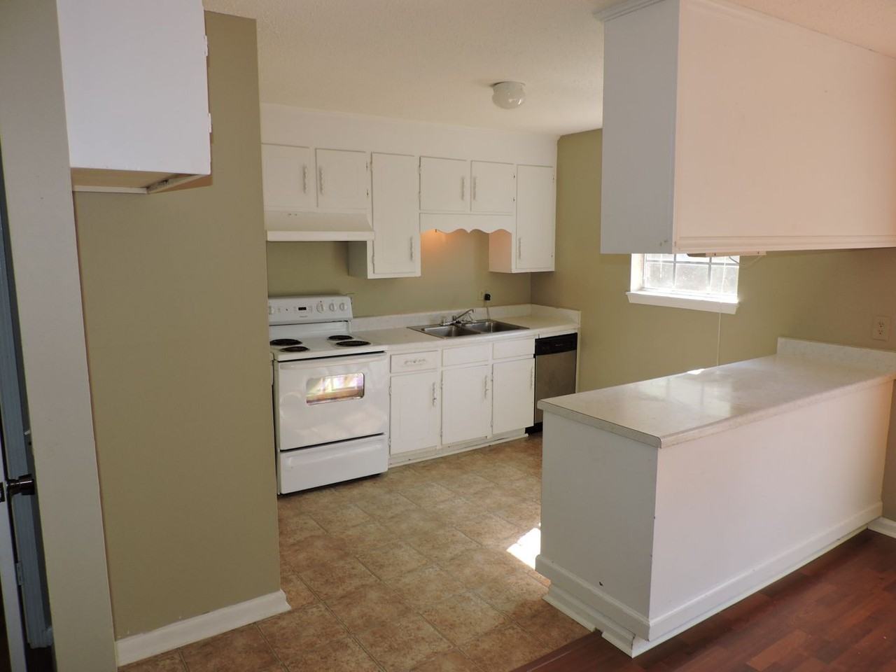 10801 Tiara Dr - Photo 4 of 8