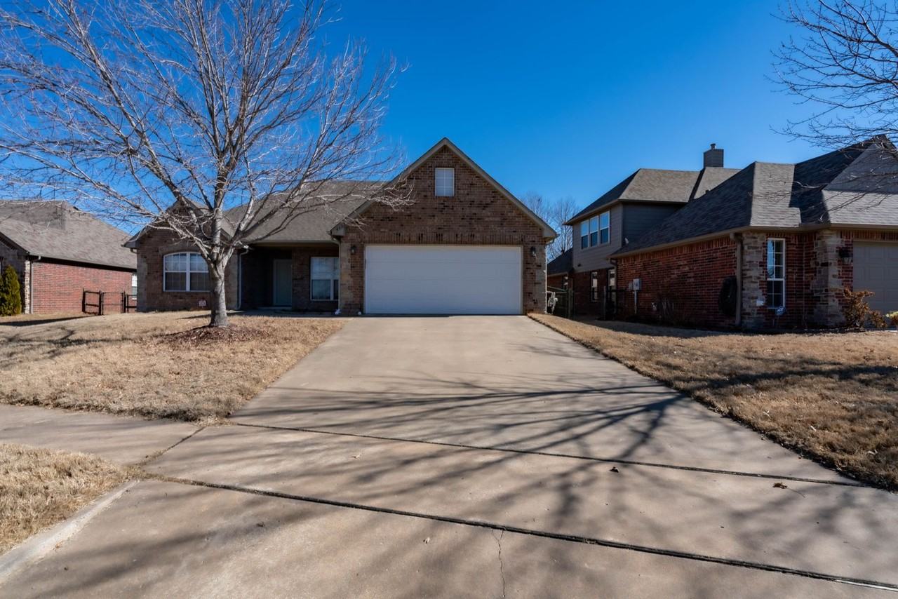 4605 N Redbud Ave - Photo 3 of 21