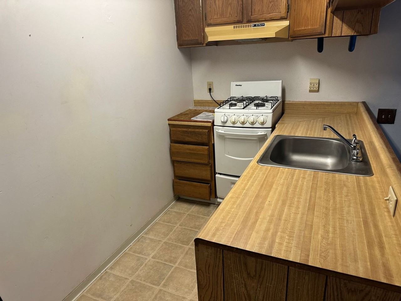 1316 Summers Ln - Photo 5 of 7