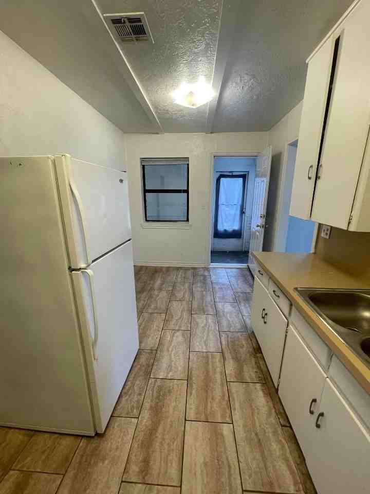 1023 Arkansas St - Photo 4 of 6