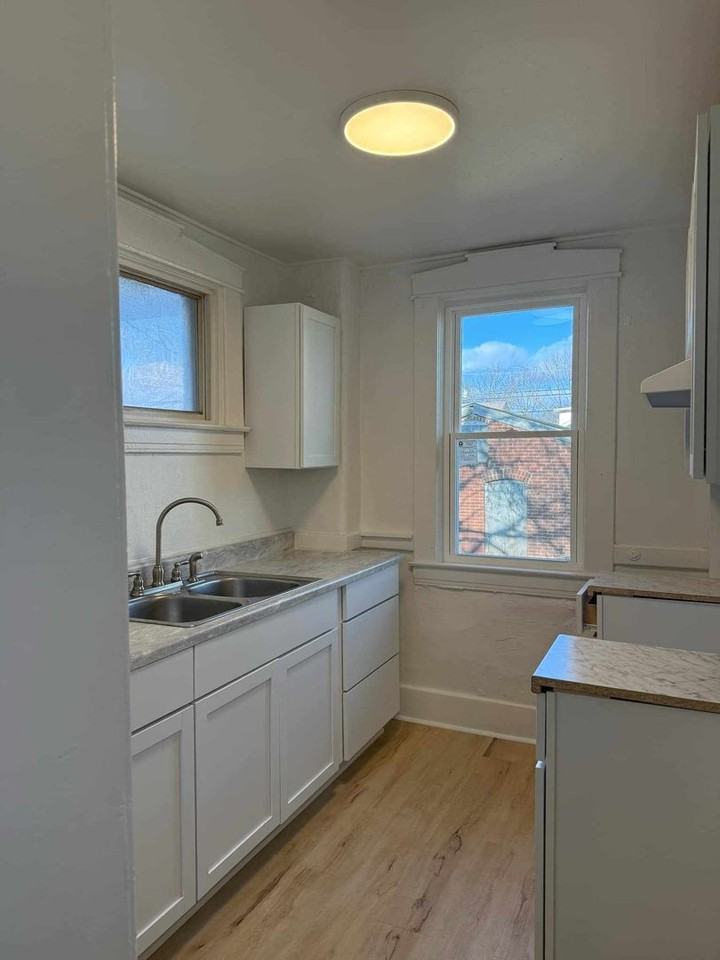 2507 W Oak St - Photo 2 of 13