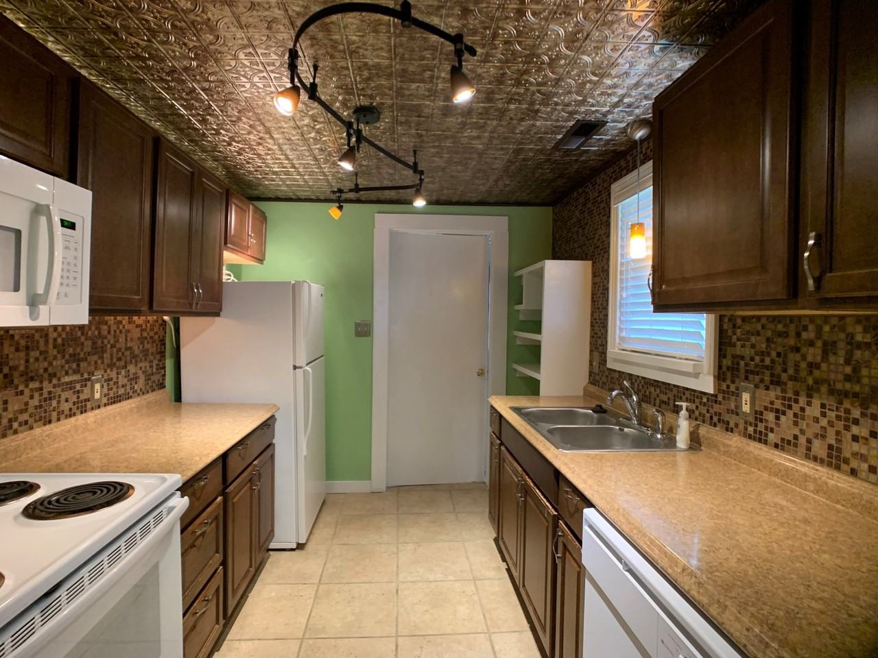 1417 Colorado St - Photo 4 of 14