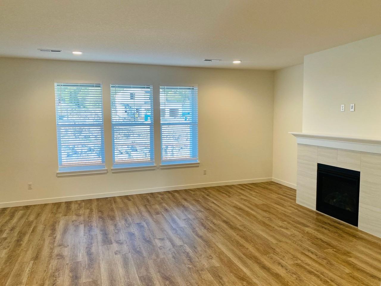 1176 Ne 19th St - Photo 3 of 22