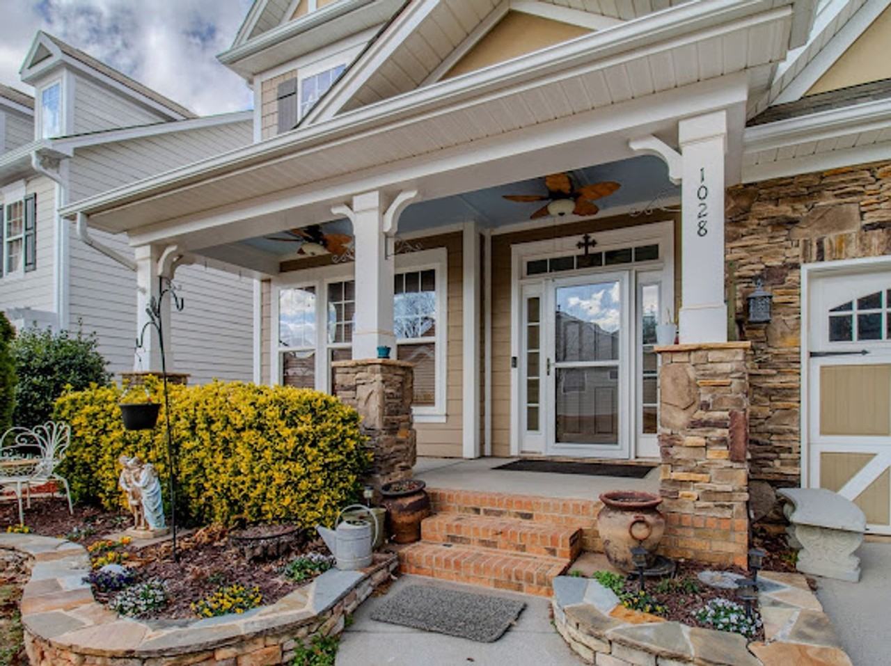 1028 Hamil Ridge Dr - Photo 4 of 31