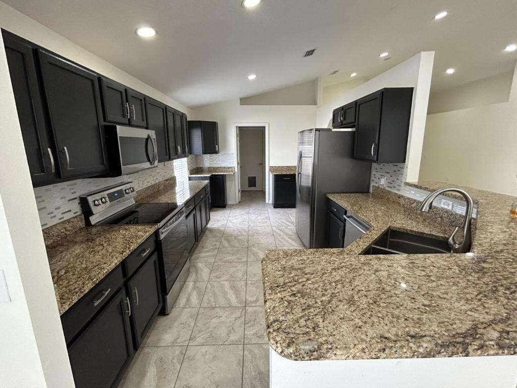 3257 Helmel Ct - Photo 6 of 39