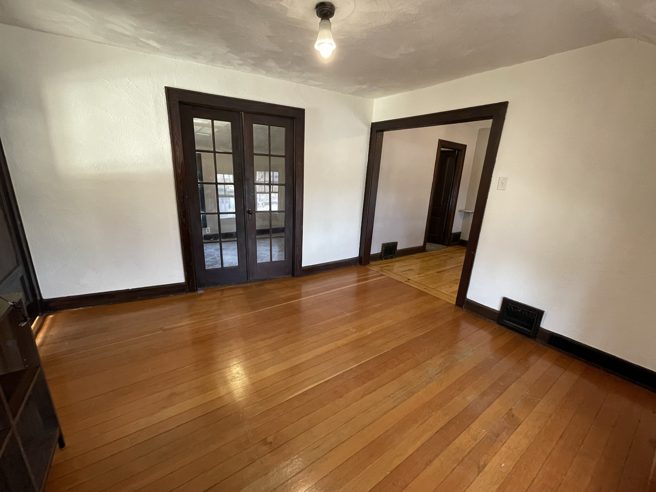 734 E Walnut St - Photo 2 of 7