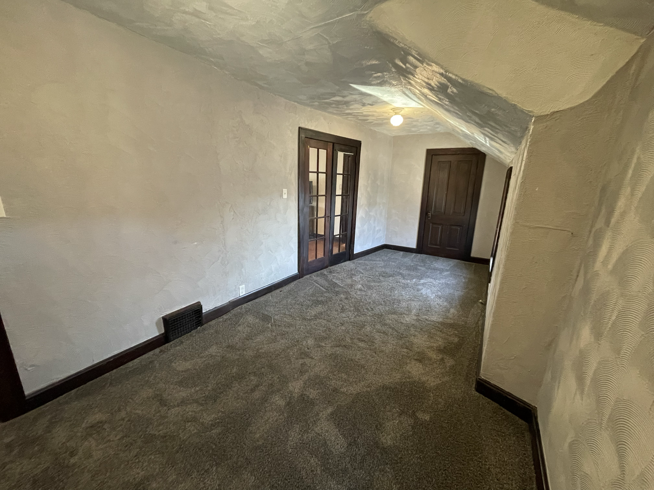 734 E Walnut St - Photo 3 of 7
