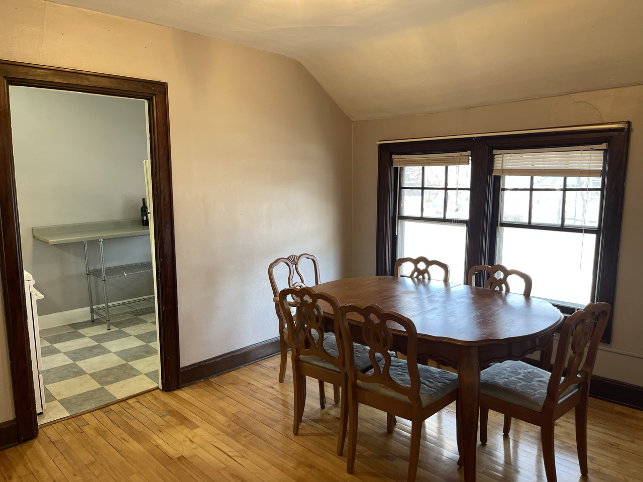 734 E Walnut St - Photo 4 of 7