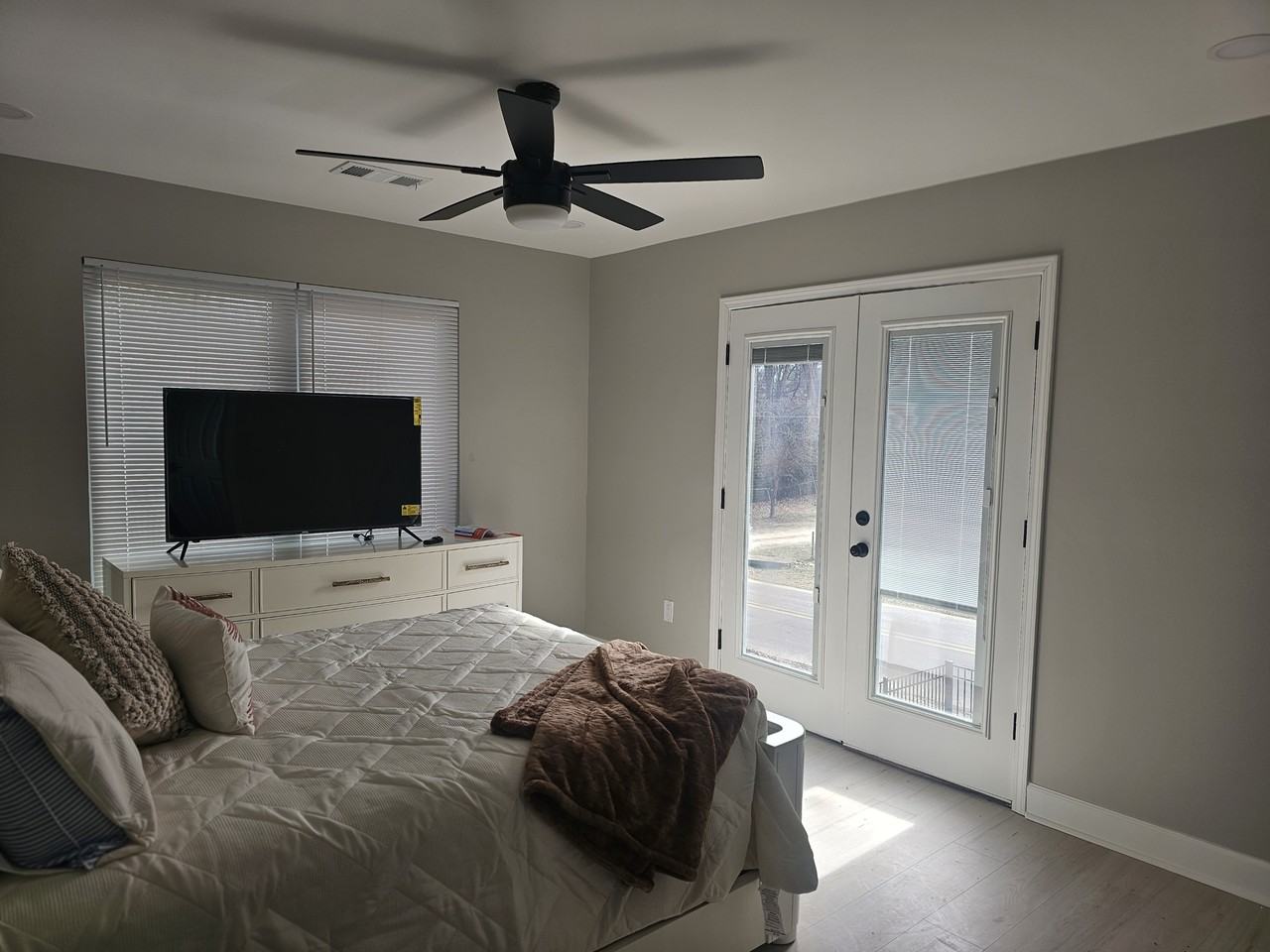 500 Hollywood Ave - Photo 2 of 12